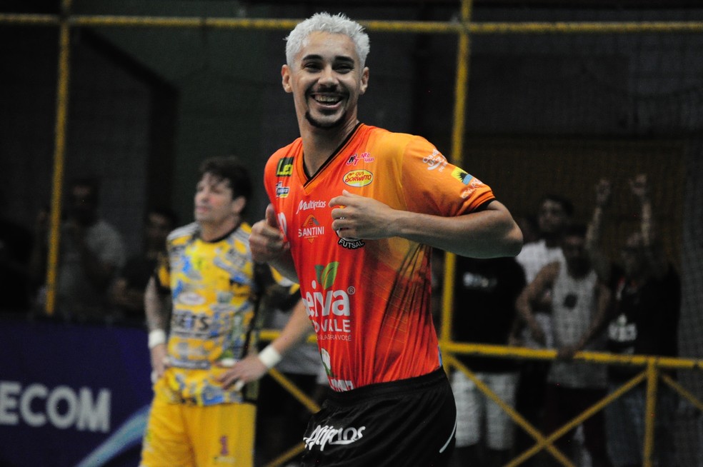 Joãozinho comemora mais um gol com a camisa do Garapa na Copa TV Grande Rio de Futsal — Foto: Emerson Rocha / ge Petrolina