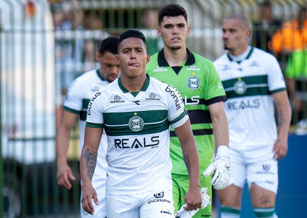 Sebastián Gómez, volante do Coritiba, em ação.