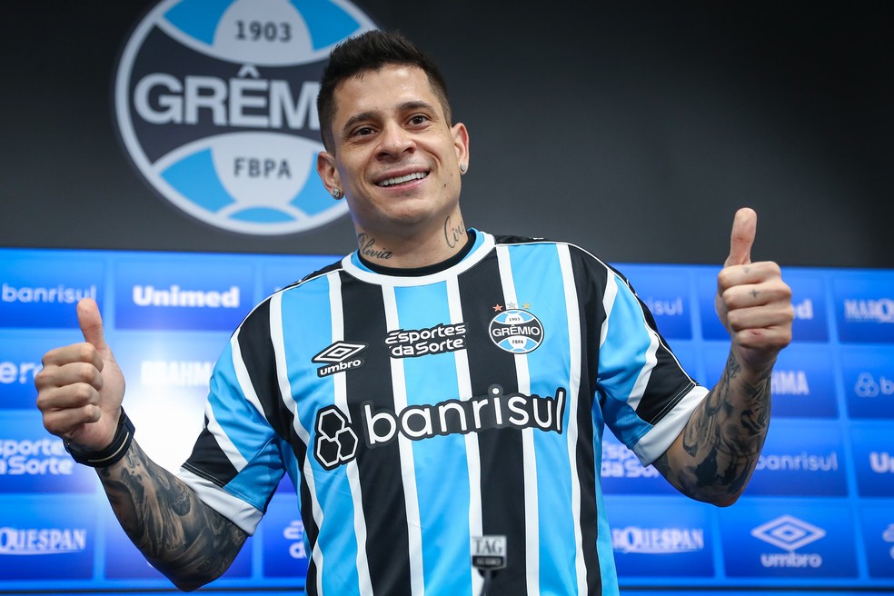 Iturbe veste a camisa 21 do Grêmio — Foto: Lucas Uebel/Divulgação Grêmio