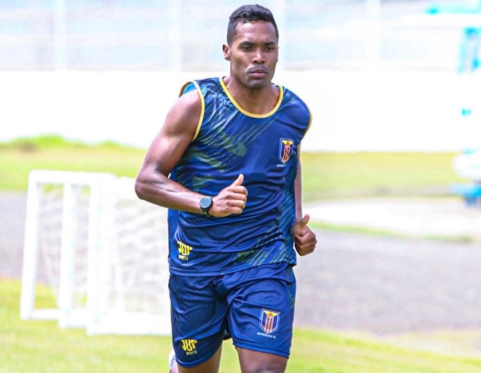 Alex Sandro treina no estádio do Catanduva — Foto: João Almeida/Catanduva FC