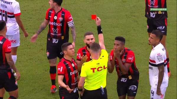 Expulsão de Wagner Leonardo aos 6 minutos após falta em Calleri: Vitória x São Paulo