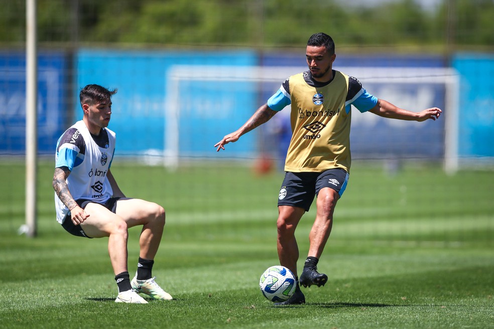 Lucas Besozzi e Fábio em treino do Grêmio, no CT Luiz Carvalho — Foto: Lucas Uebel/Grêmio FBPA