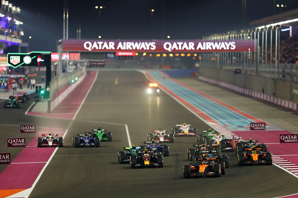 Largada da corrida sprint do GP do Catar de F1 — Foto: Mark Thompson/Getty Images