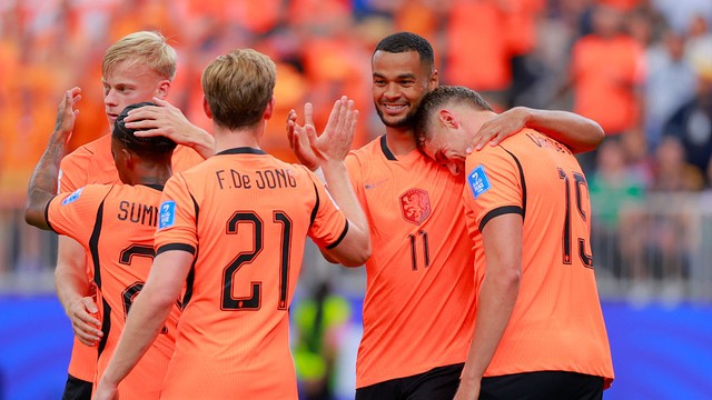 Elenco da Holanda celebra vitória de goleada sobre a Suécia na Copa