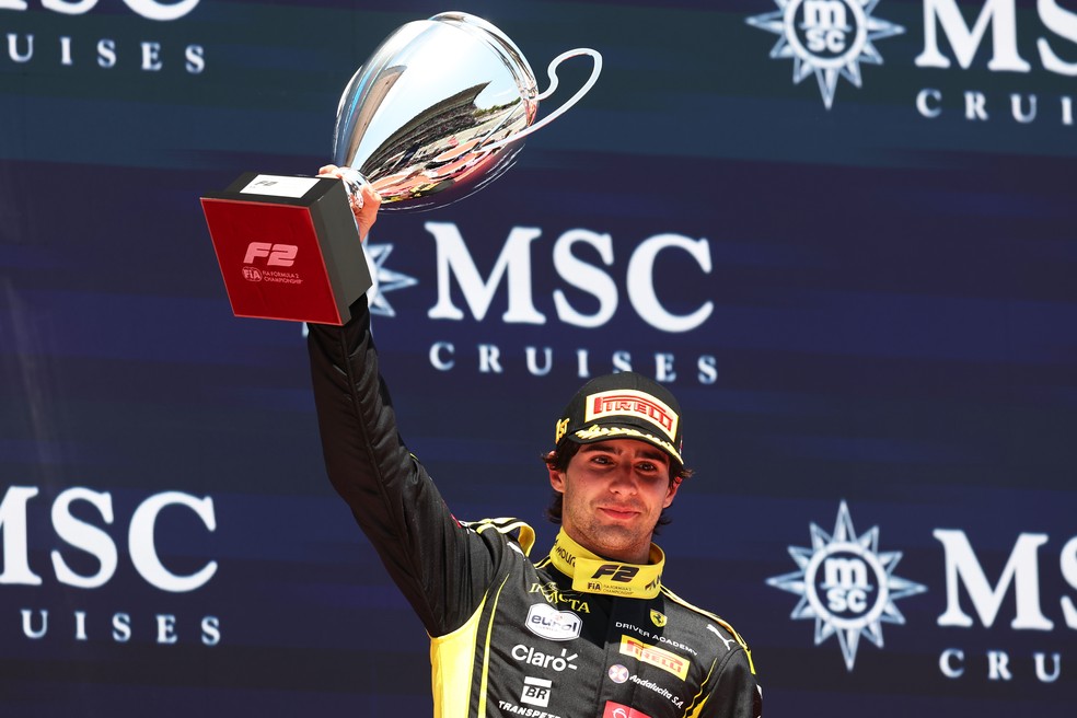 Rafael Câmara com troféu de vencedor da etapa de Barcelona da F2 — Foto: Dom Gibbons - Formula 1/Formula 1 via Getty Images