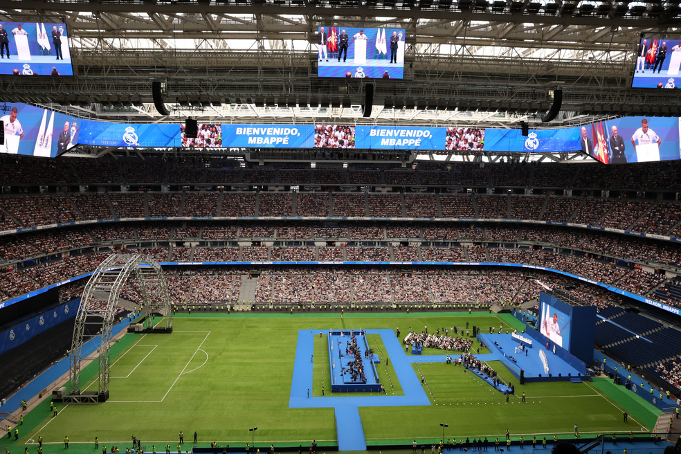Santiago Bernabu lotado na apresentao de Mbapp no Real Madrid  Foto: EFE/ Ballesteros