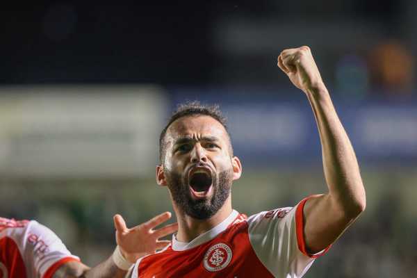Flamengo notifica Inter e Corinthians sobre dívidas de Thiago Maia e Matheuzinho.