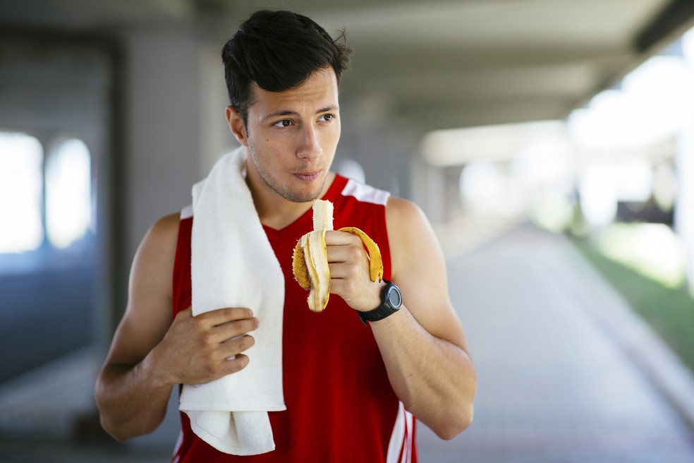 Banana é fonte de carboidratos, potássio e nutrientes antioxidantes, uma fruta ideal para quem pratica atividades físicas — Foto: Istock Getty Images