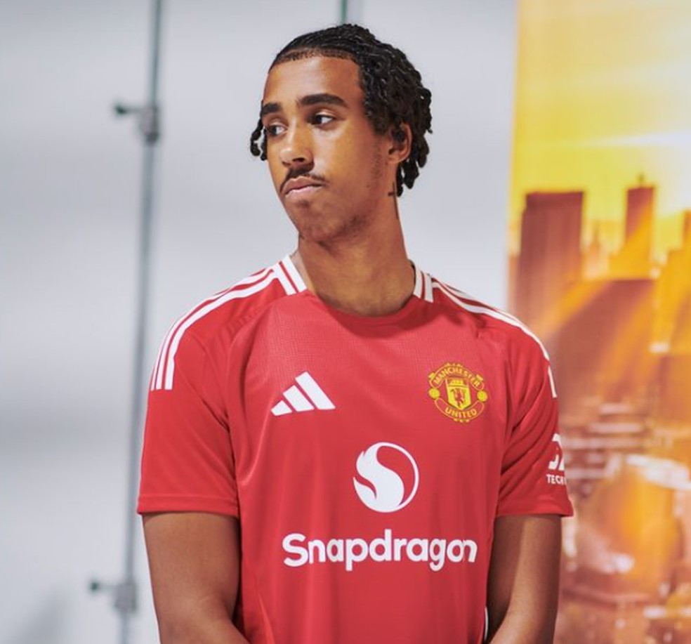Yoro posa com o uniforme principal do United — Foto: Divulgação