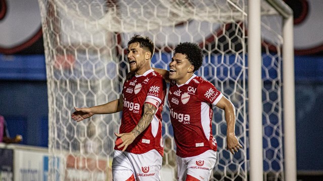  João Vieira e Emerson Urso comemoram primeiro gol do Vila