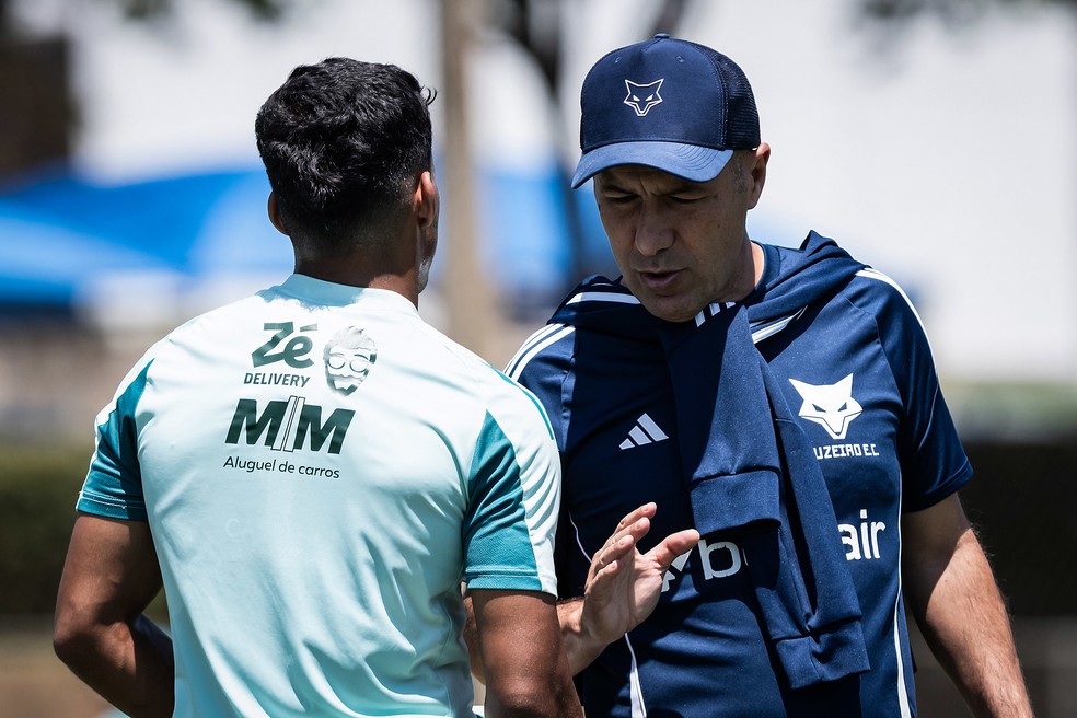 Kaiki e Leonardo Jardim em treino do Cruzeiro — Foto: Gustavo Aleixo/Cruzeiro