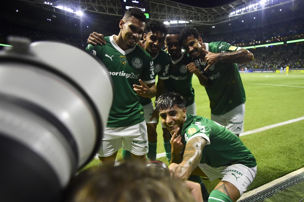 Jogadores comemoram gol de Facundo Torres em Palmeiras x Sporting Cristal — Foto: Marcos Ribolli