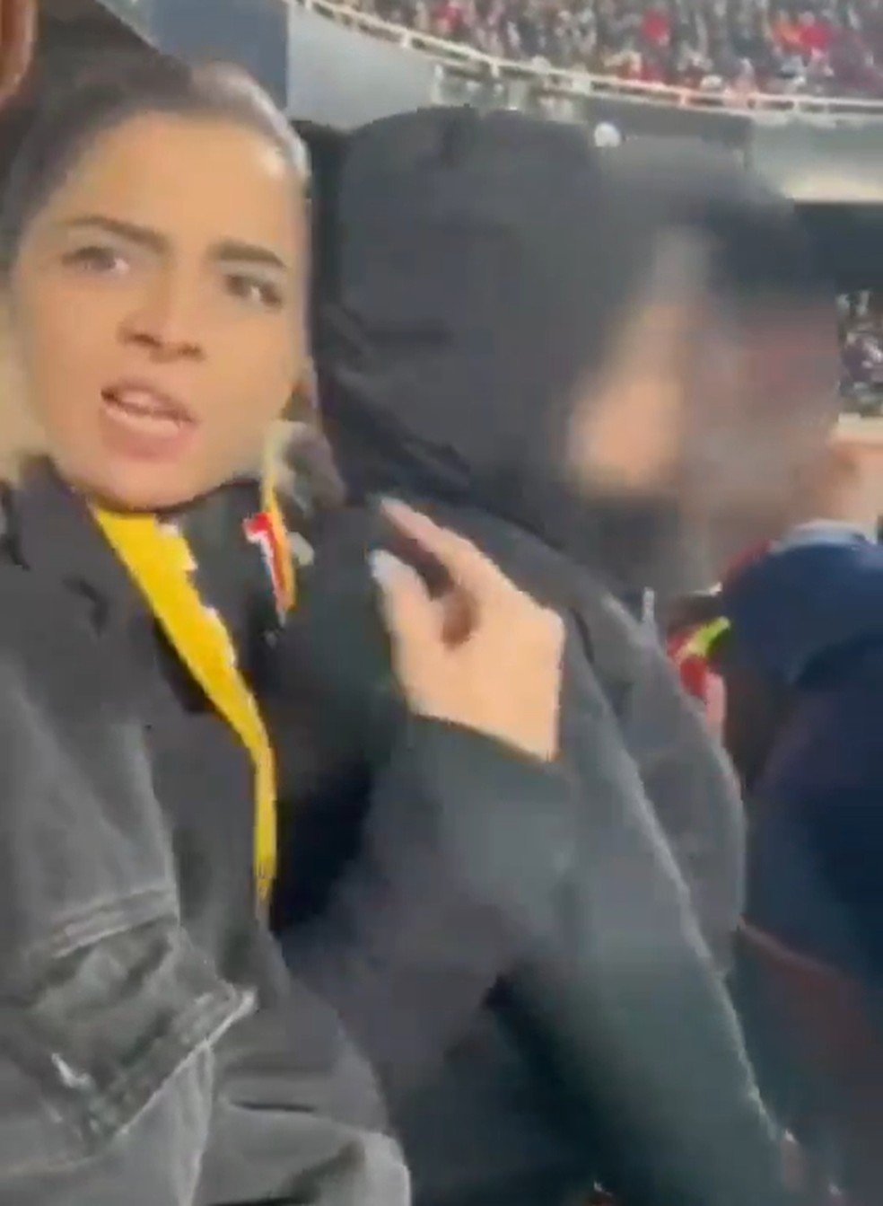 Menino chama Vinicius Junior de macaco e mãe tenta impedir filmagem — Foto: Reprodução