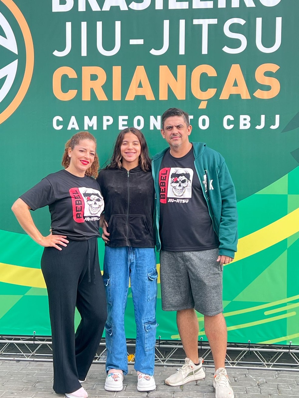 Anne Isabel, atleta de jiu-jitsu de MS, com a família — Foto: Divulgação