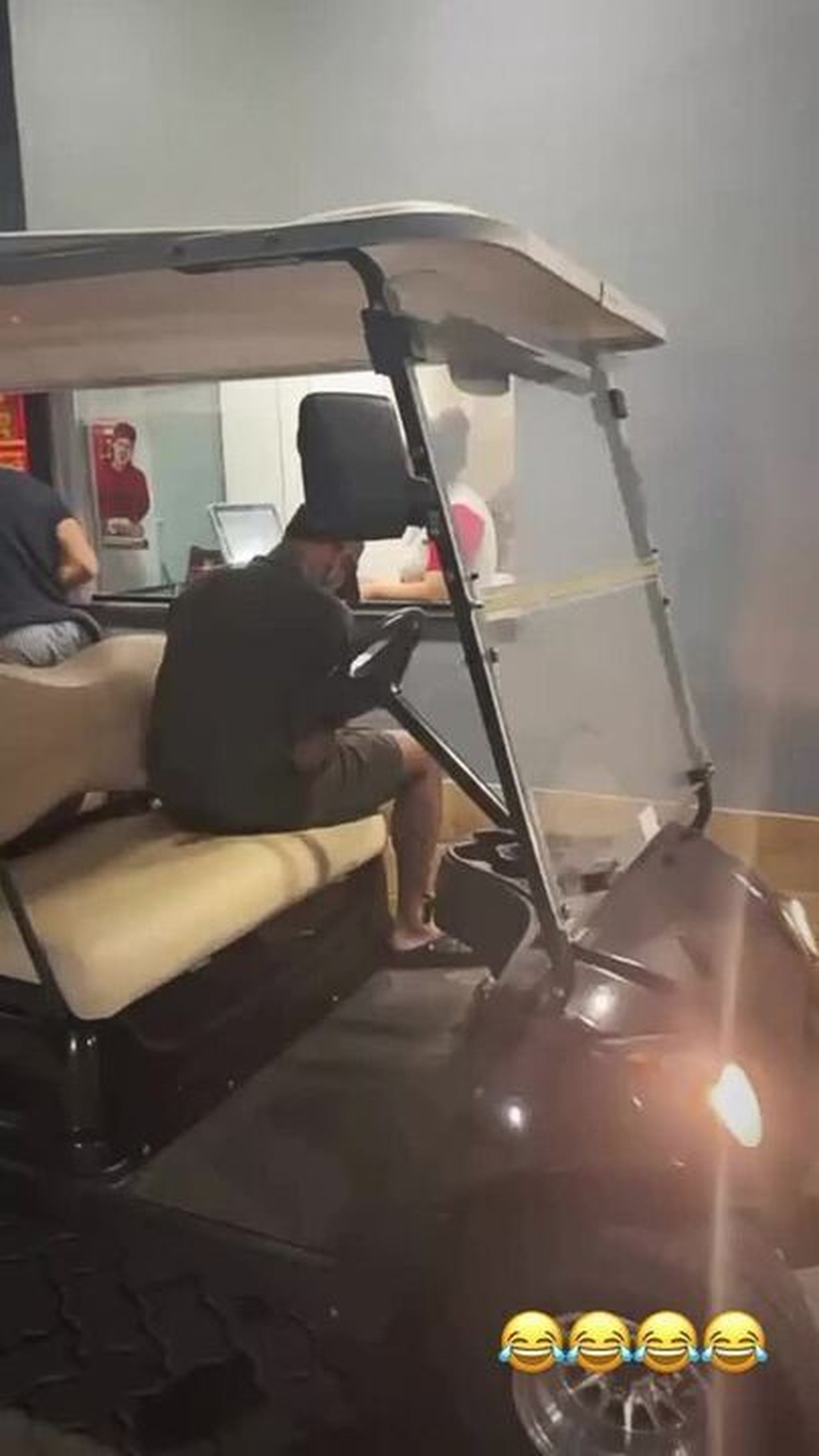 Neymar vai a drive thru de lanchonete dirigindo carrinho de golfe; veja vídeo