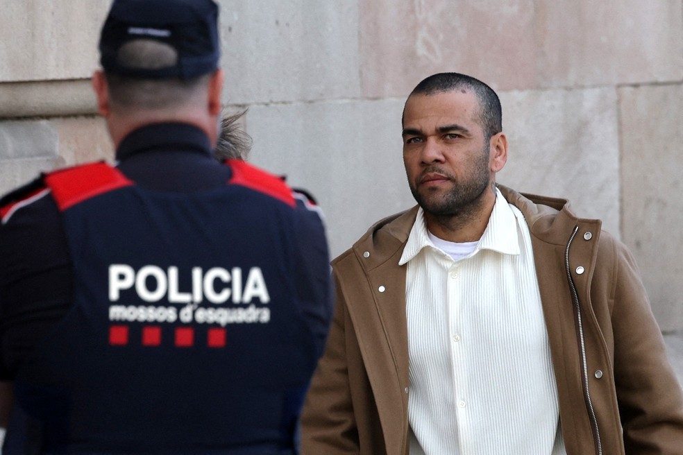 Daniel Alves em comparecimento ao Tribunal Superior de Justiça da Catalunha — Foto: REUTERS/Nacho Doce