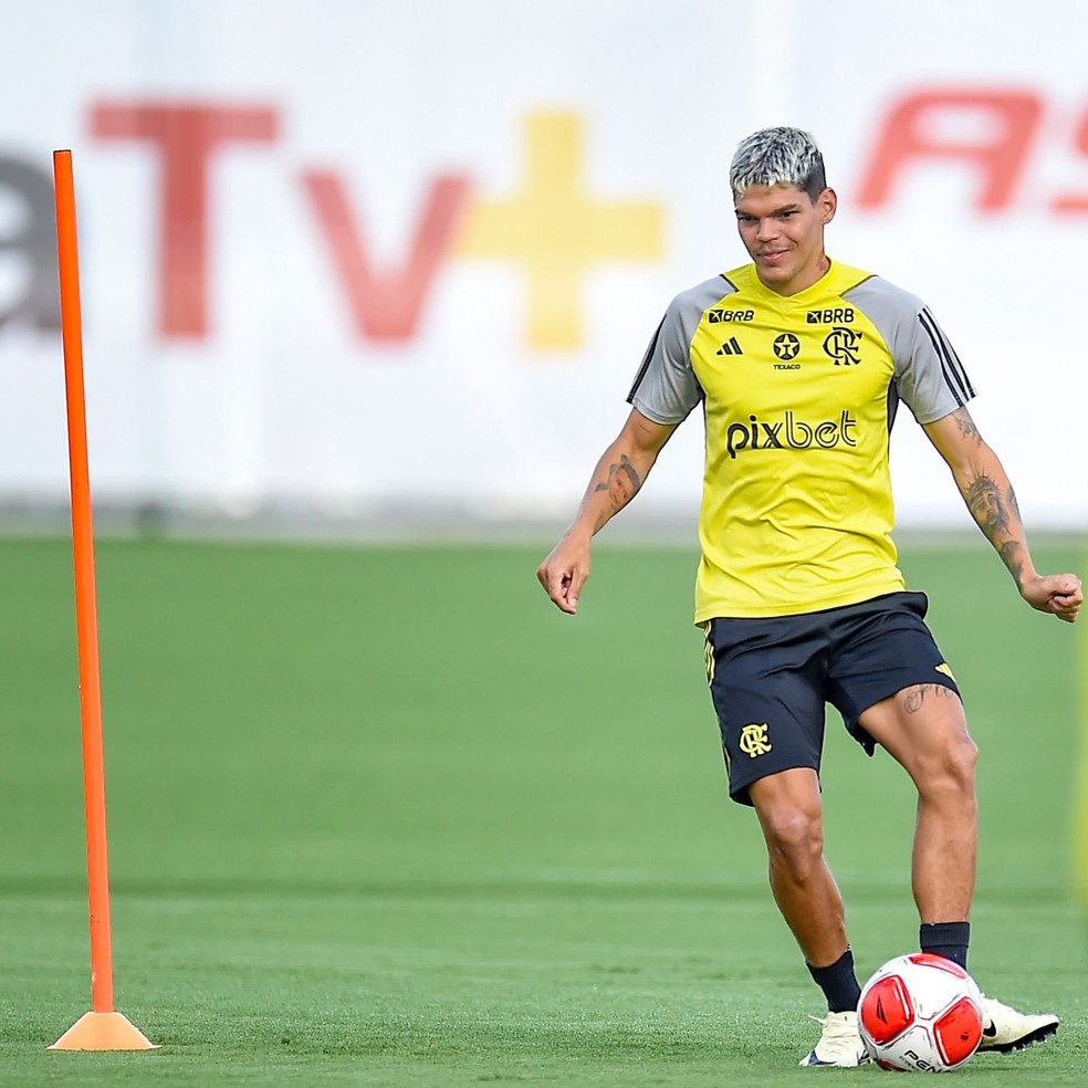 Ayrton Lucas treina nesta terça pelo Flamengo — Foto: Marcelo Cortes/CRF