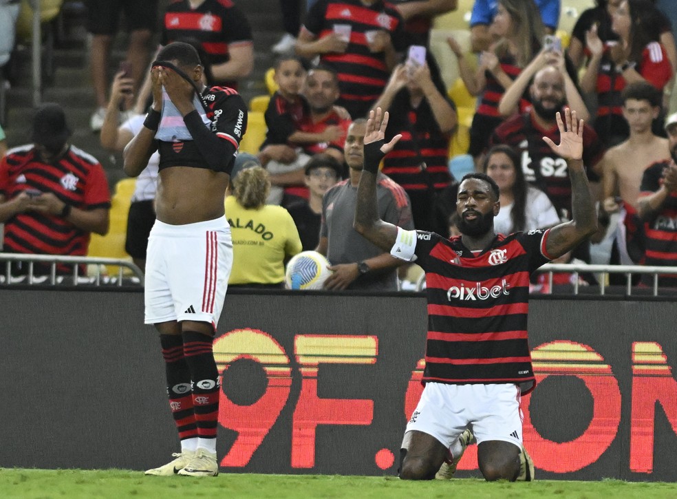 Gerson comemora gol contra o Bahia — Foto: Andre Durão