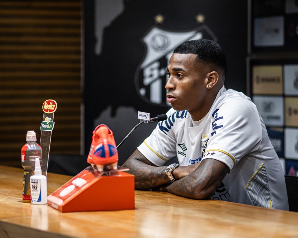 Jean Lucas na apresentação ao Santos — Foto: Raul Baretta/ Santos FC