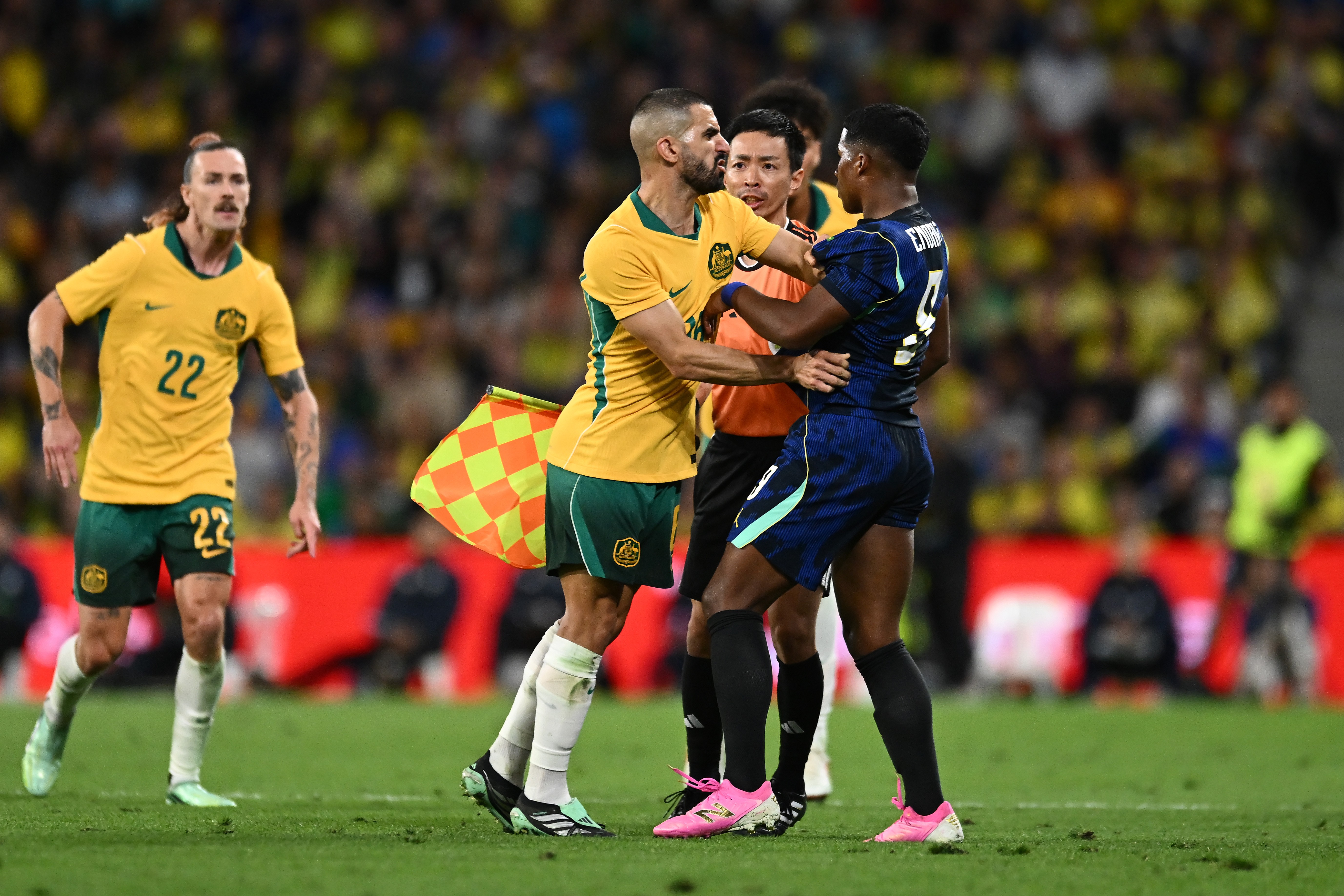 Endrick se estranha com Souttar, e jogadores de Austrália e Brasil brigam em amistoso; assista