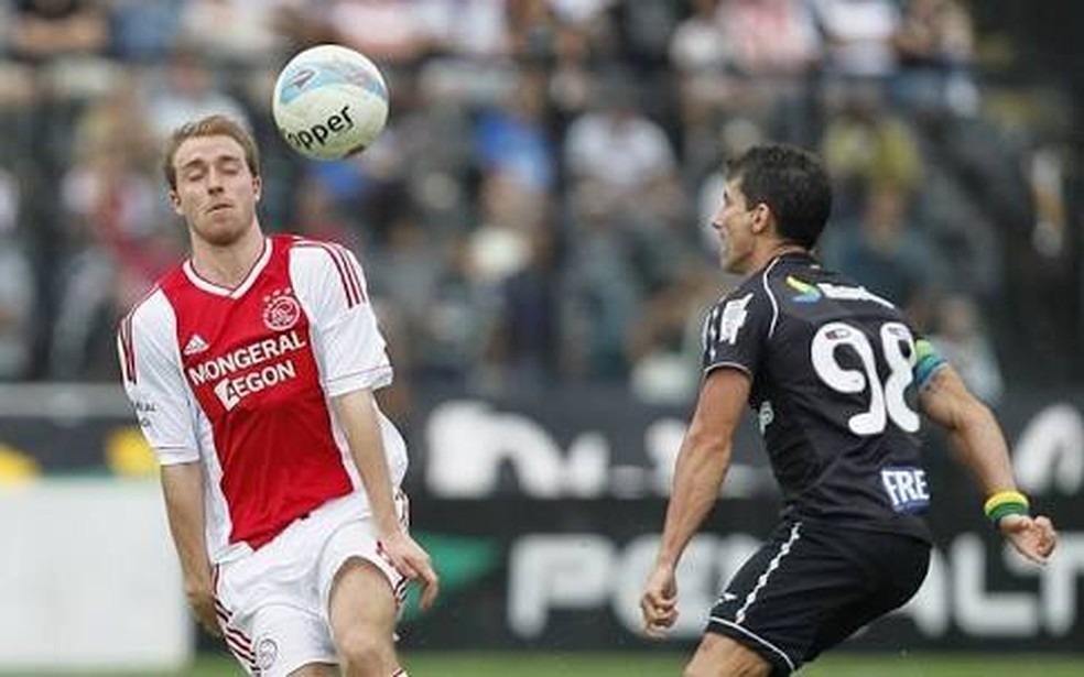 Pedrinho dá chapéu em Eriksen, do Ajax, em despedida no Vasco — Foto: Reprodução