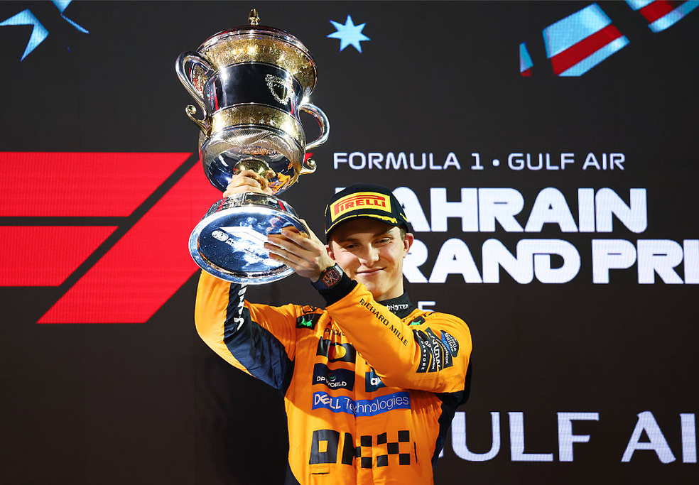 Oscar Piastri com troféu após vencer o GP do Bahrein da F1 2025 — Foto: Clive Rose/Getty Images