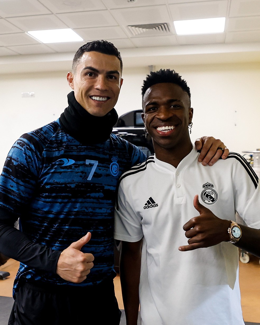 Cristiano Ronaldo posa ao lado de Vini Jr em visita ao Real Madrid — Foto: Reprodução/Twitter