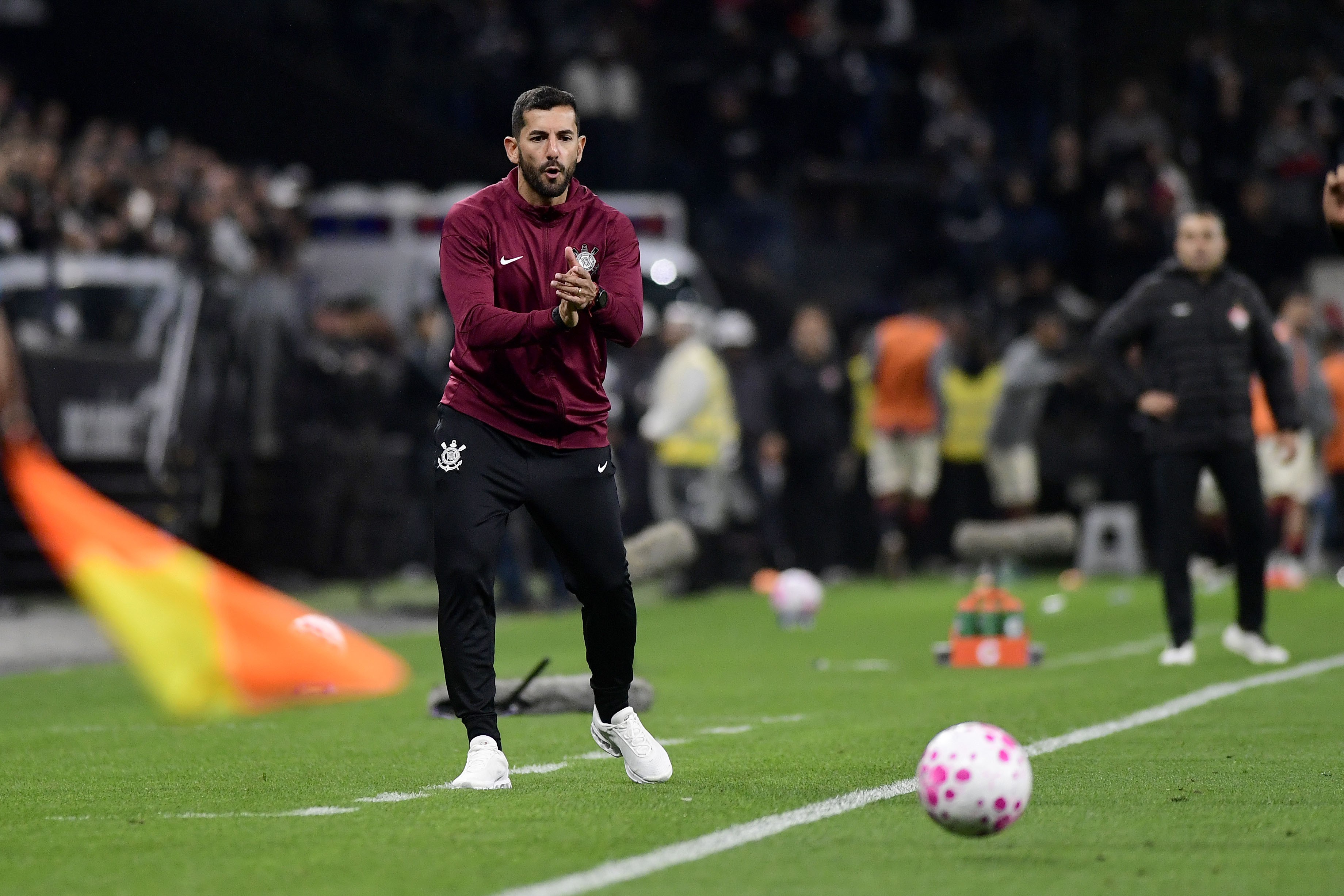 Auxiliar explica mudanças no Corinthians e espera melhora com Seedorf: "Evoluindo cada vez mais"
