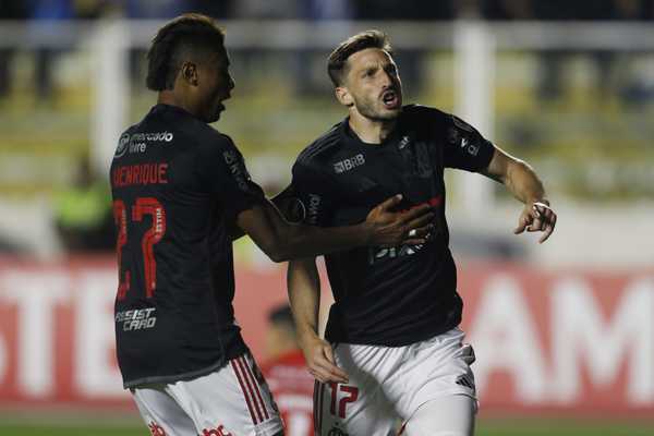 Viña, do Flamengo, avalia dificuldades na altitude: Fica pesado e sem força