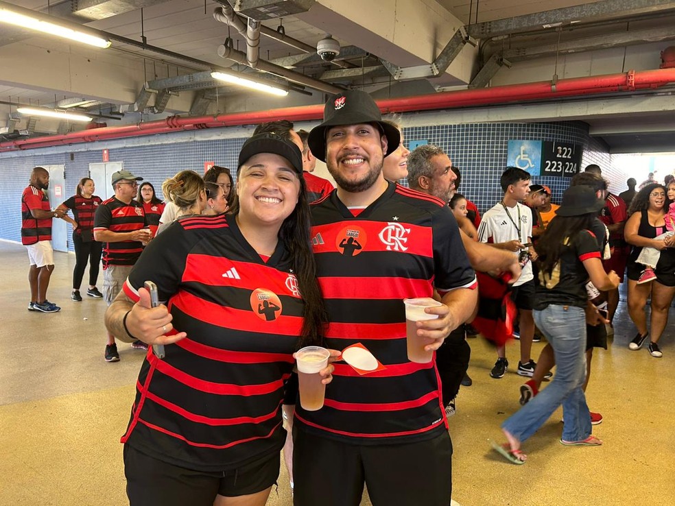 Juliana e Júlio, torcedores do Flamengo, com adesivo em apoio a Gabigol — Foto: Isabela Reis / ge