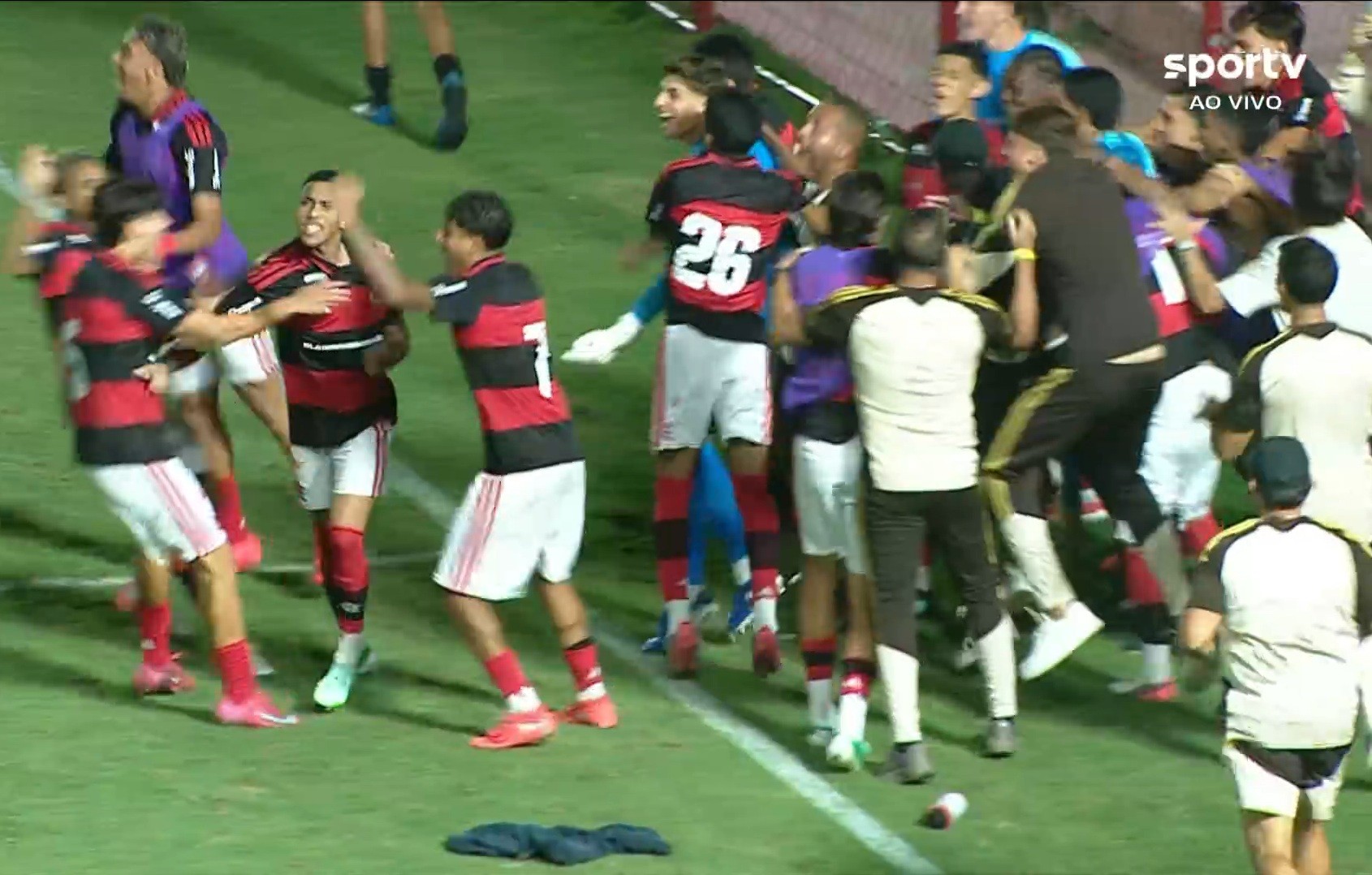 Jogador Sub-20 do Flamengo comemora classificação sobre o Vasco com gesto obsceno
