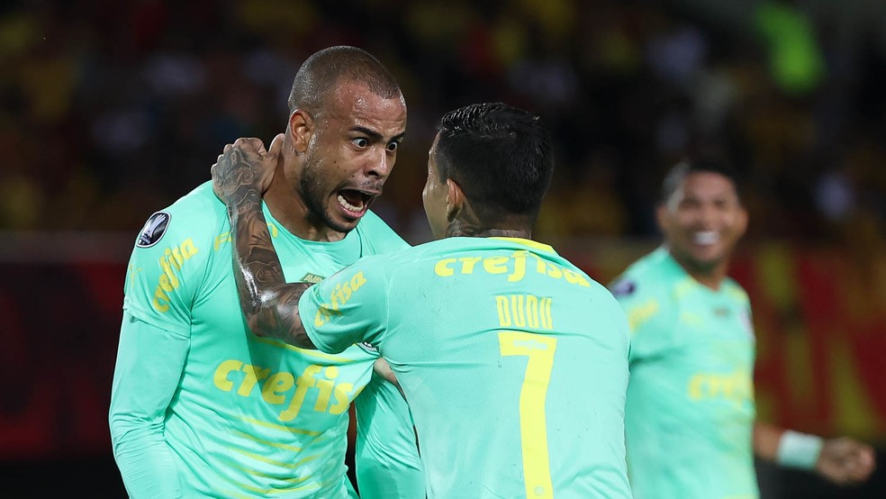Mayke comemora com Dudu o gol marcado contra o Deportivo Pereira, na Colômbia  — Foto: César Greco/Palmeiras