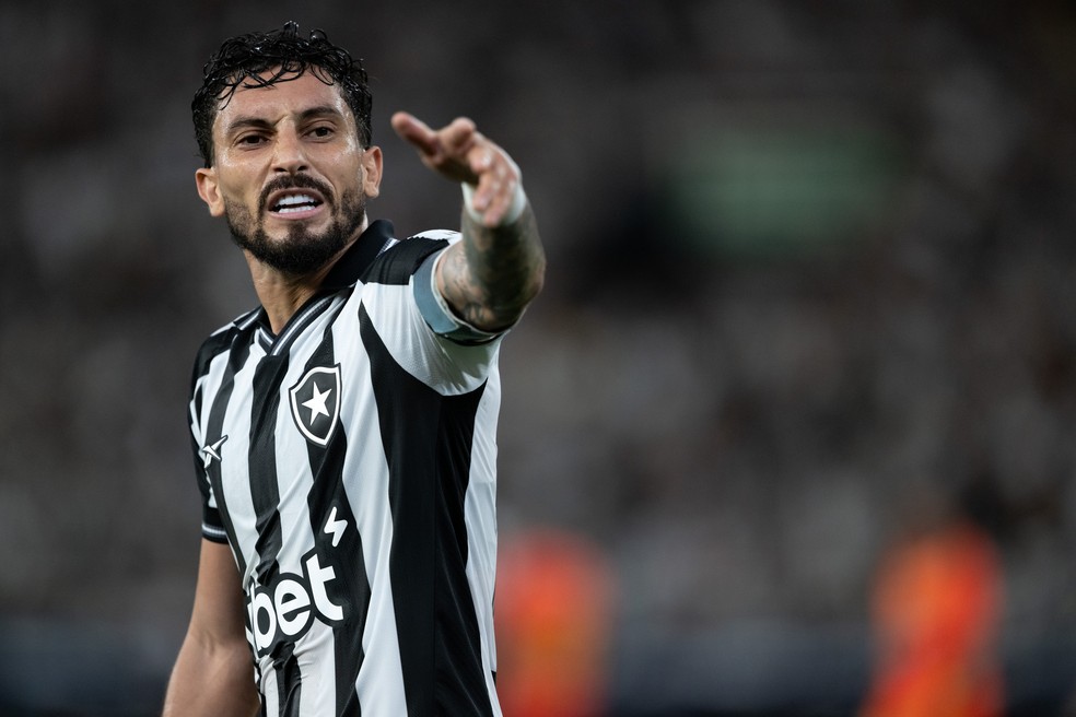 Alex Telles em ação em Botafogo x Barcelona de Guayaquil — Foto: Jorge Rodrigues/AGIF