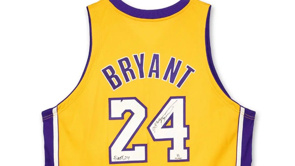 Primeira camisa 24 de Kobe Bryant nos Lakers é leiloada por mais