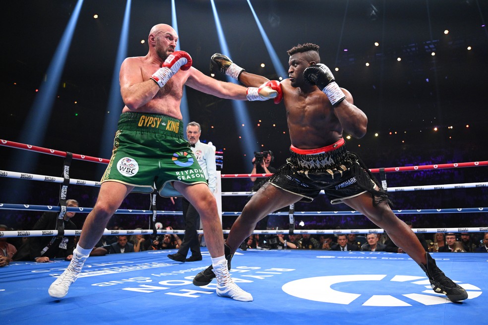 Tyson Fury e Francis Ngannou trocam golpes no centro do ringue — Foto: Justin Setterfield/Getty Images