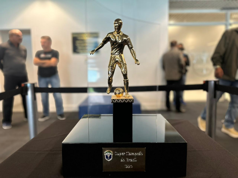 Taça da Supercopa do Brasil entregue pela CBF ao Grêmio