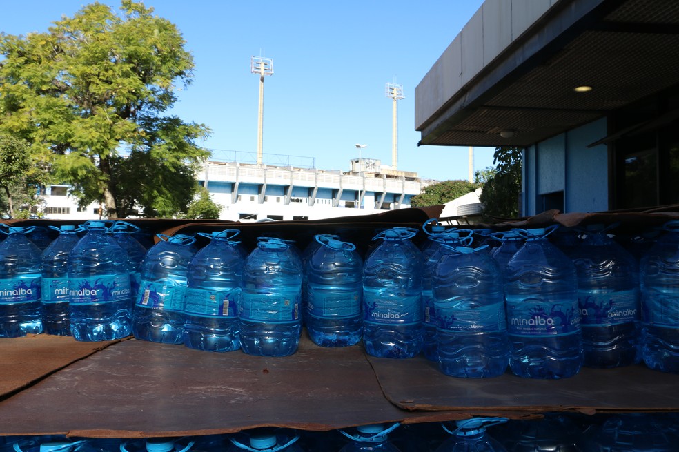 Estádio Olímpico já recebeu mais de 150 mil litros de água que foram distribuídos para abrigos — Foto: João Victor Teixeira