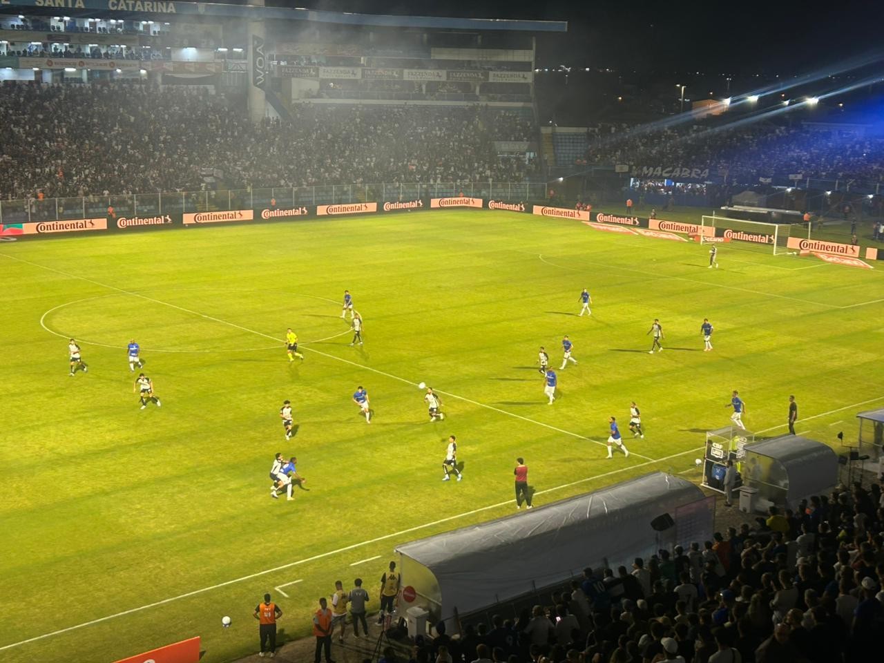 Joia deixa o campo em lagrimas após lesão em confronto entre Barra e Corinthians