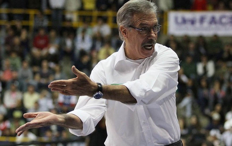 Hélio Rubens, técnico do Franca  Basquete em 2008 — Foto: Célio Messias
