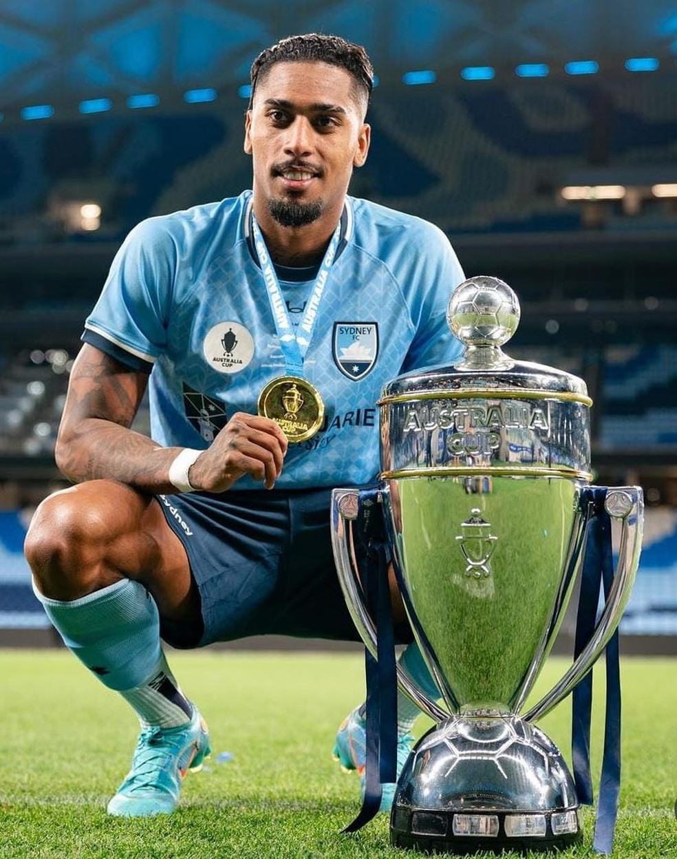 Fábio Gomes com a Taça da Austrália conquistada no Sydney FC