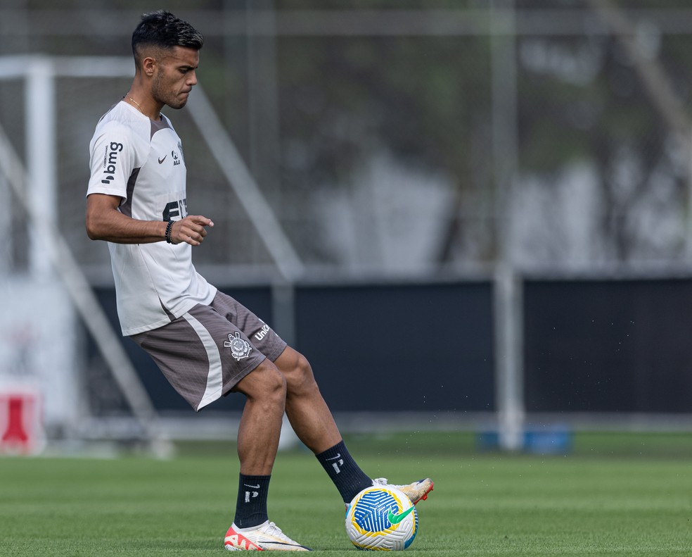 Fausto Vera treinou com bola após conversar com António Oliveira — Foto: Rodrigo Coca/Ag. Corinthians