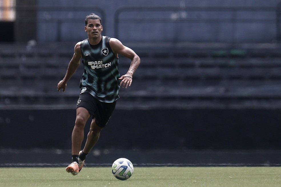 Danilo Barbosa em treino do Botafogo — Foto: Vitor Silva / Botafogo