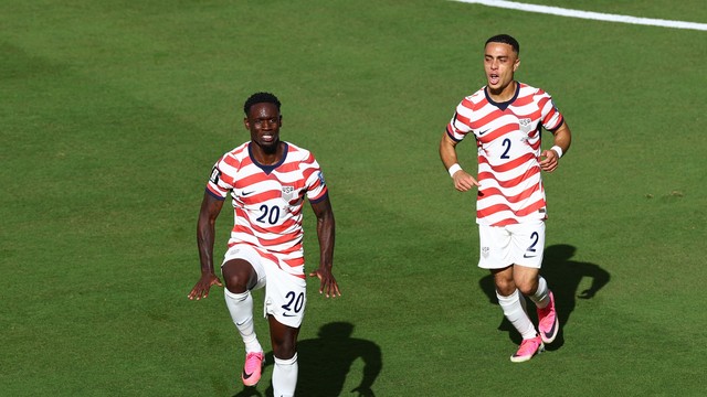 Balogun comemora gol dos Estados Unidos contra a Bósnia