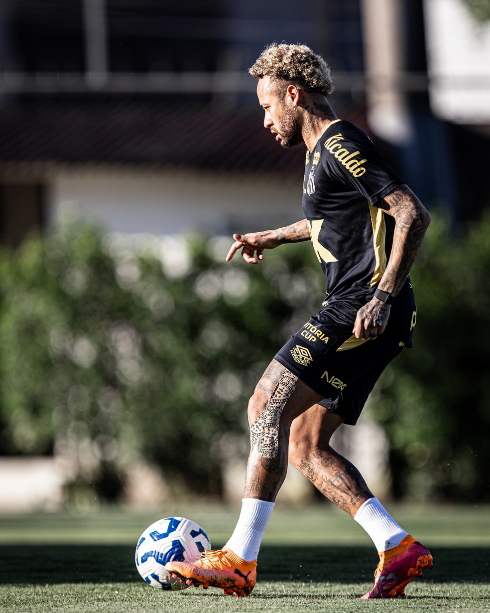 Neymar treina com proteção no joelho esquerdo — Foto: Raul Baretta/ Santos FC
