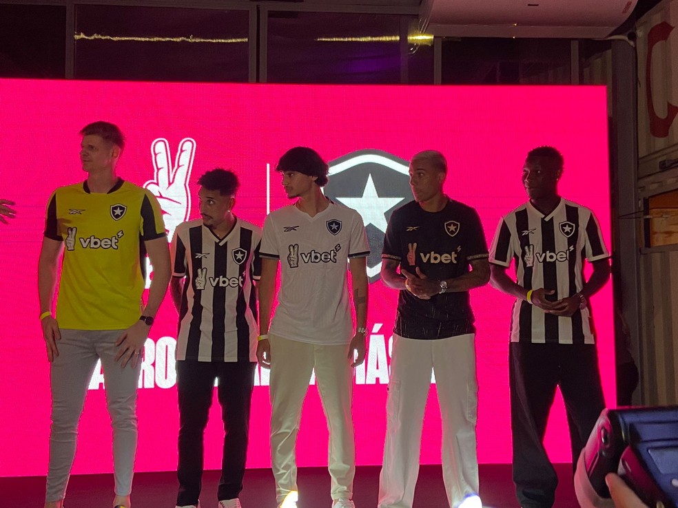 Jogadores do Botafogo posam com camisa com novo patrocinador � Foto: J�ssica Maldonado