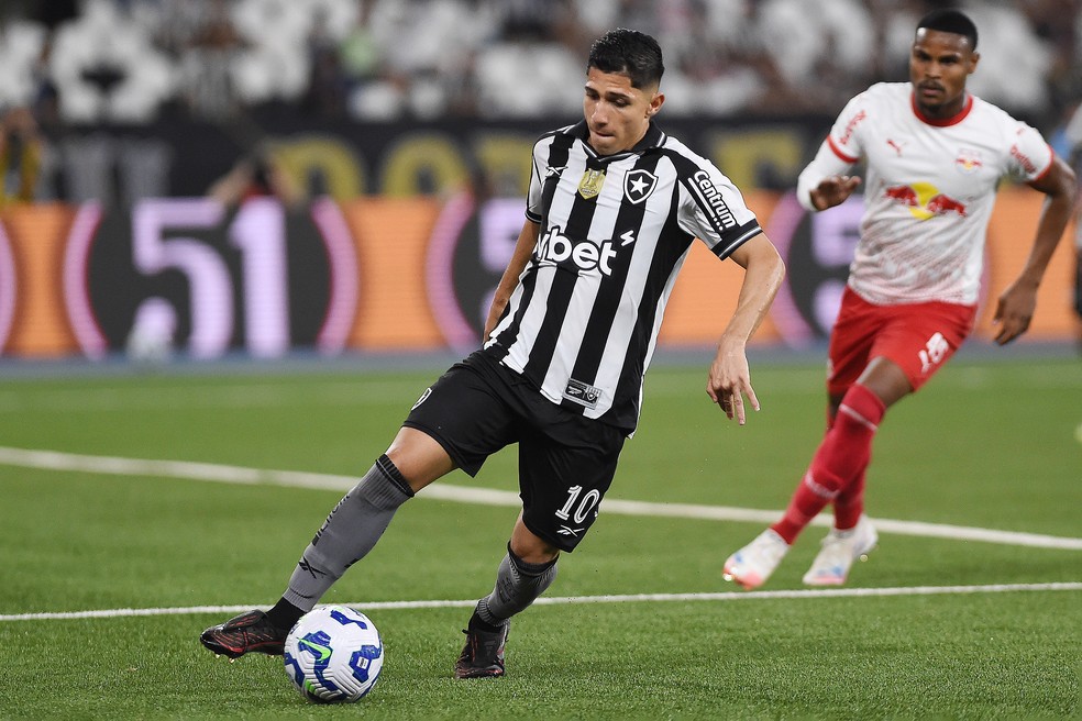 Savarino disputou duas temporadas pelo Botafogo � Foto: Alexandre Dur�o