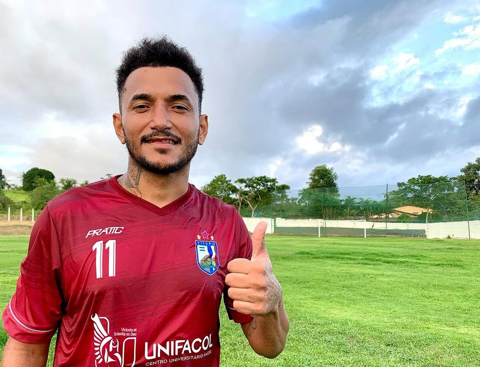 Rogério, atacante ex-São Paulo, Sport e Náutico, novo contratado do Vitória das Tabocas — Foto: Vitória das Tabocas/Divulgação