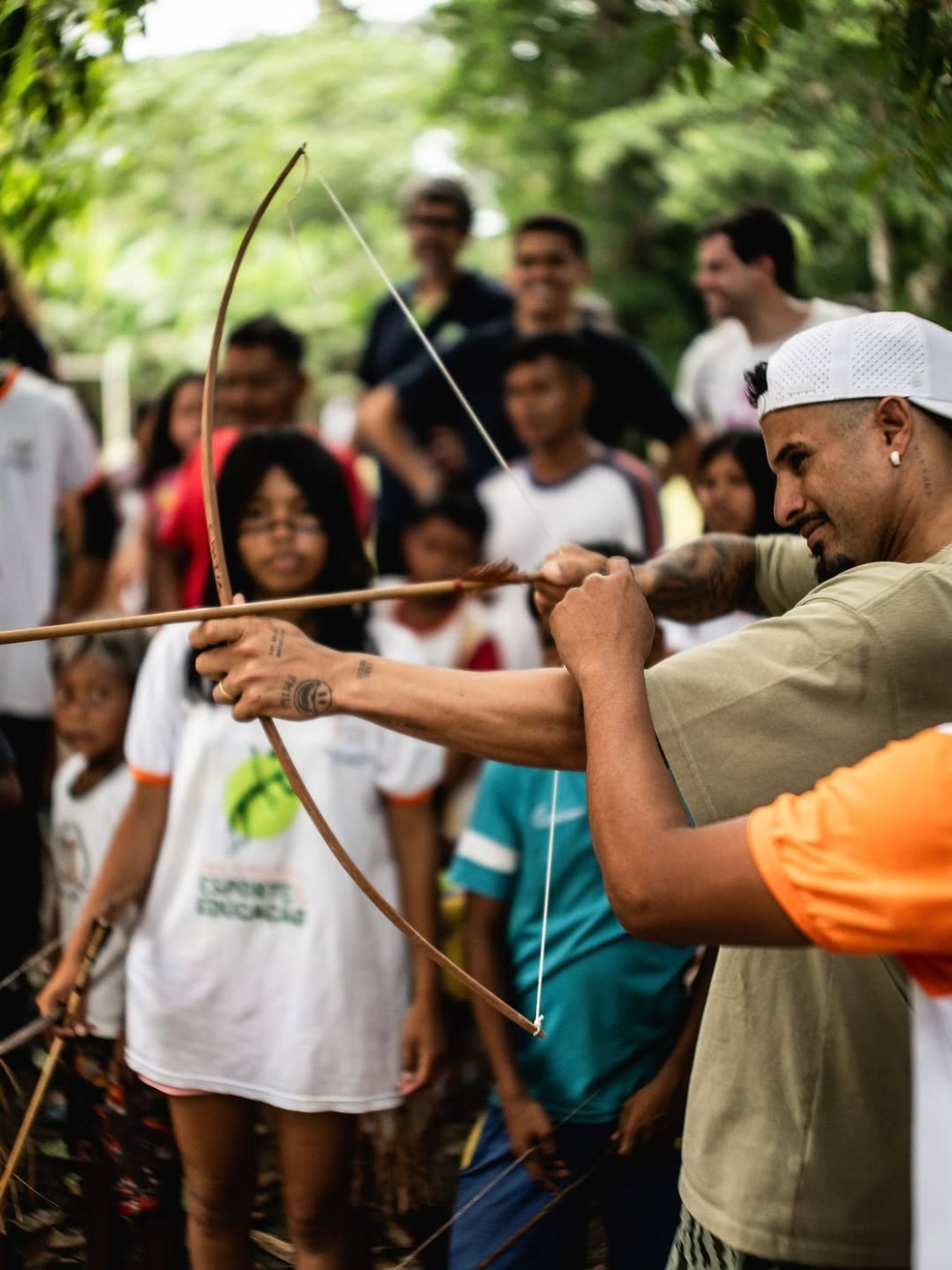 Italo Ferreira se arriscou no arco e flecha  — Foto: Reprodução