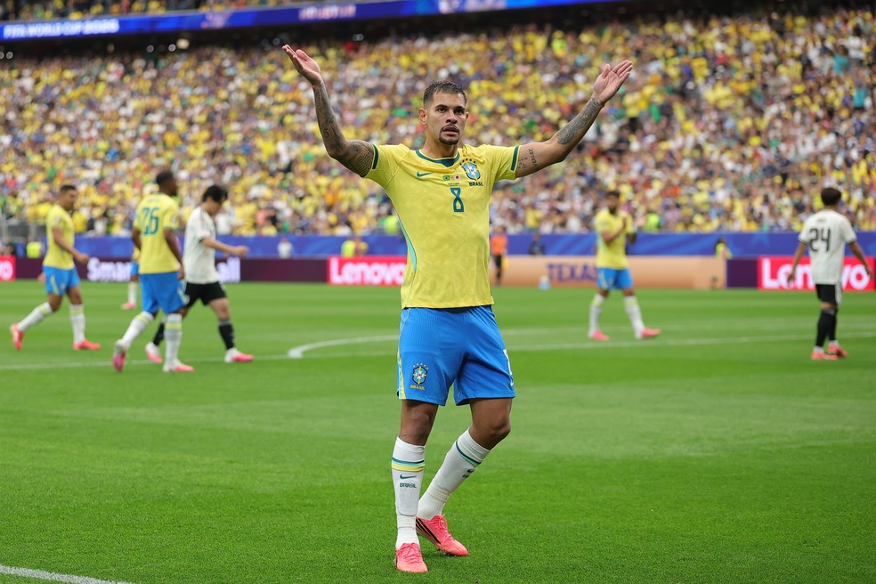 Bruno Guimarães em ação pelo Brasil no Cartola da Copa