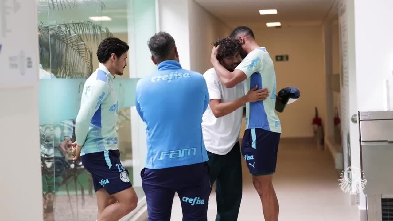 Gustavo Scarpa visita Palmeiras após fim da temporada na Inglaterra